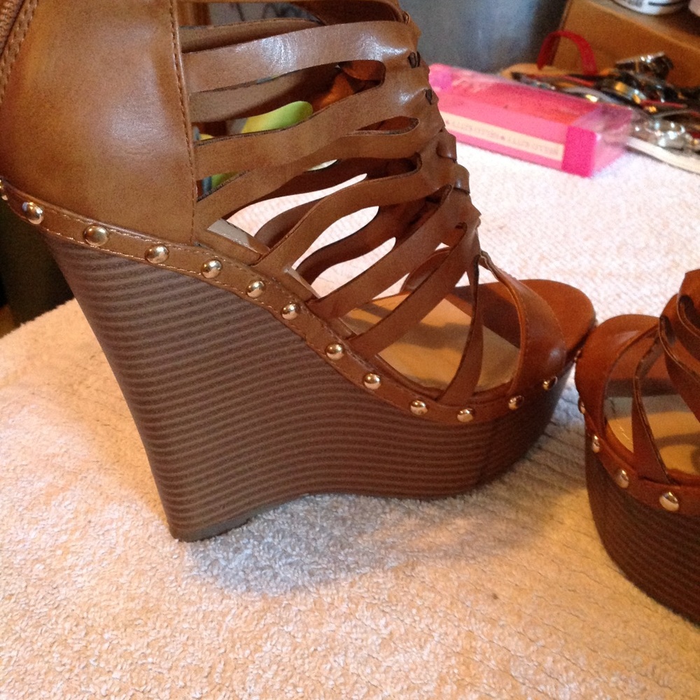 Lady's JustFab platforms and size 7 - Picture 3 of 6